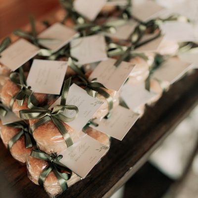 Mărturii de nuntă elegante, cutii mici legate cu panglică verde